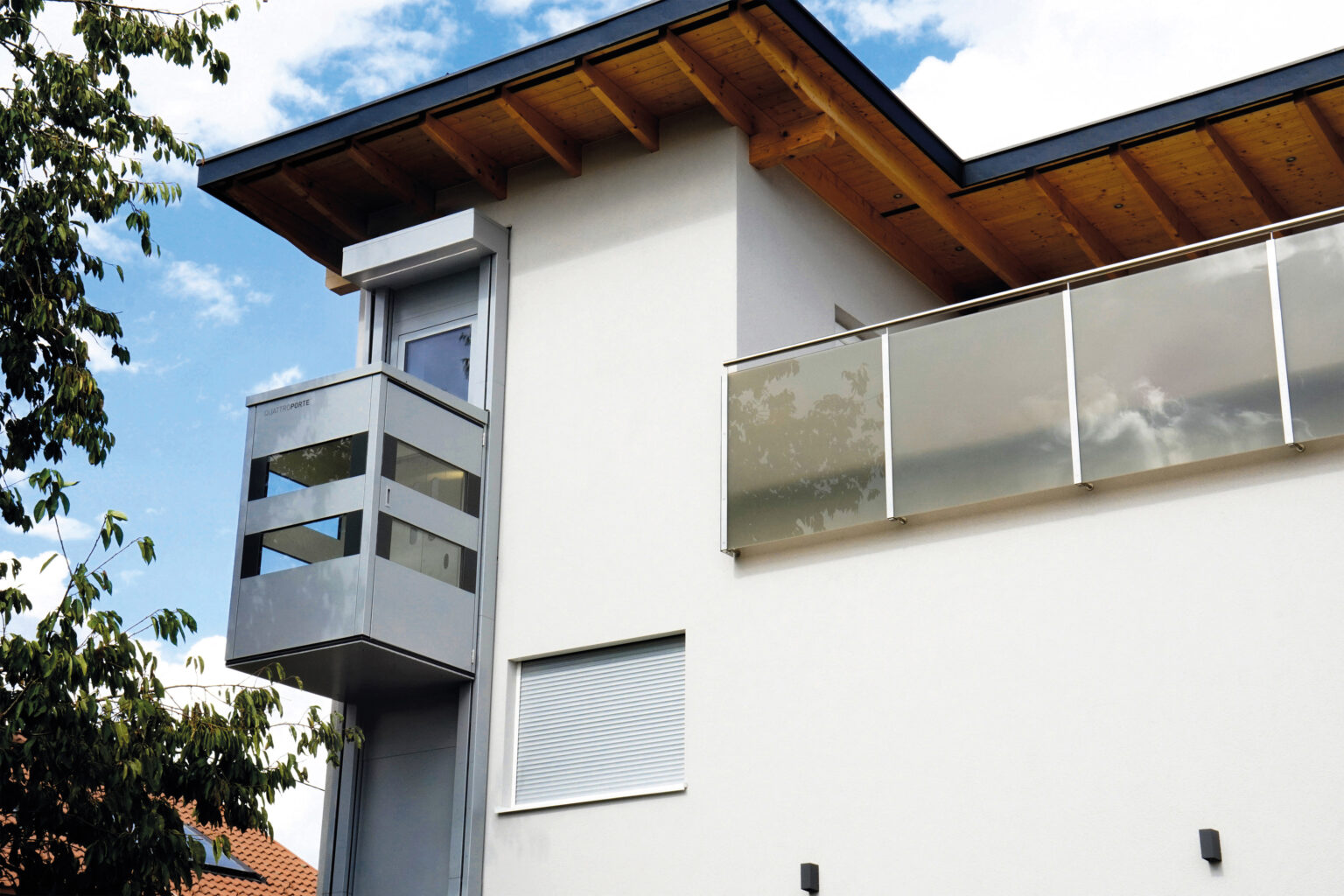 Outdoor Homelift an modernem Wohnhaus für barrierefreien Zugang über mehrere Etagen