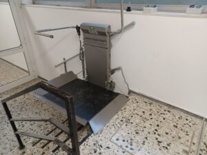 Delta Plattformlift in Berlin für barrierefreien Zugang im Eingangsbereich eines Wohnhauses