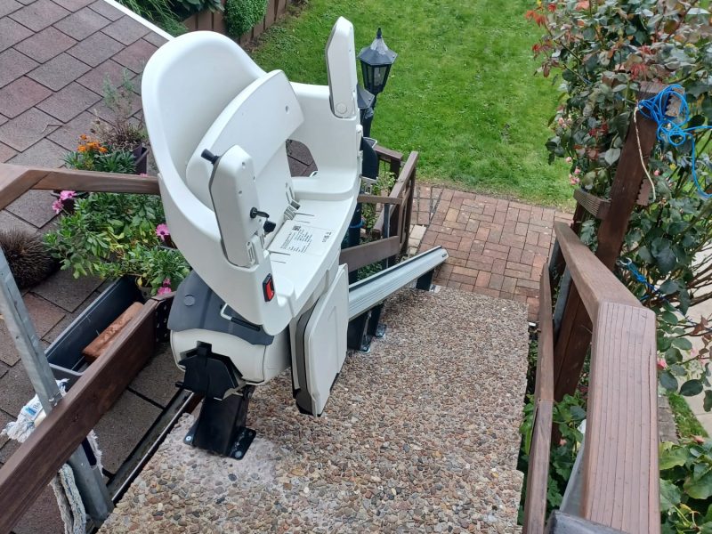 HomeGlide Treppenlift im Außenbereich an einer Außentreppe für barrierefreien Zugang