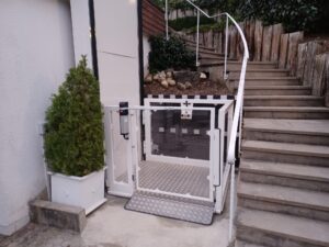MPR Plattformlift in Berlin für barrierefreien Zugang an einer Außentreppe