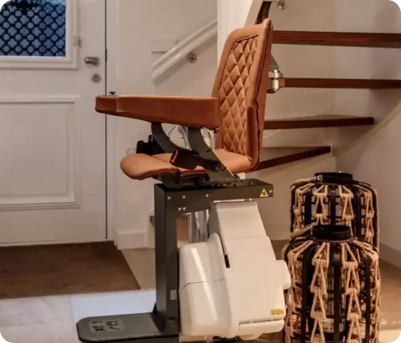 Treppenlift mit braunem Ledersitz auf einer Innentreppe in einem Wohnhaus in NRW