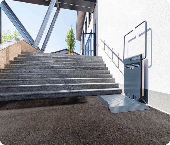 Plattformlift NRW an Außentreppe für barrierefreien Zugang zu Gebäuden