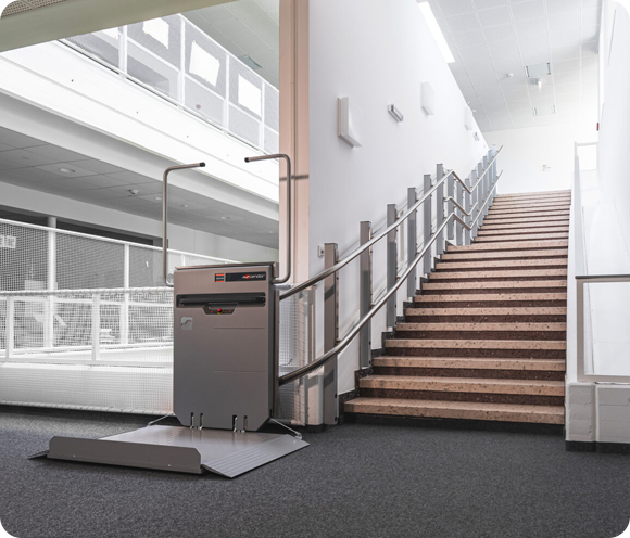 Kurven Plattformlift NRW im Innenbereich für barrierefreien Zugang über lange Treppen